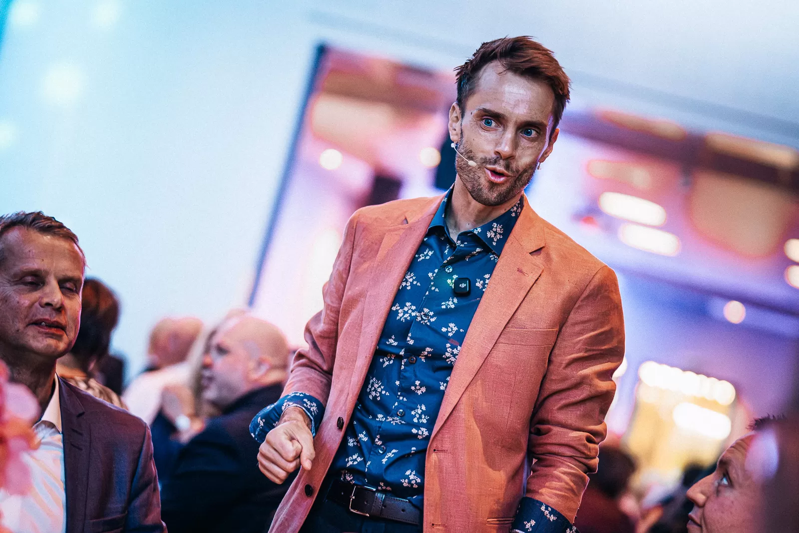 Hans Grane som vert under en bedriftsmiddag
