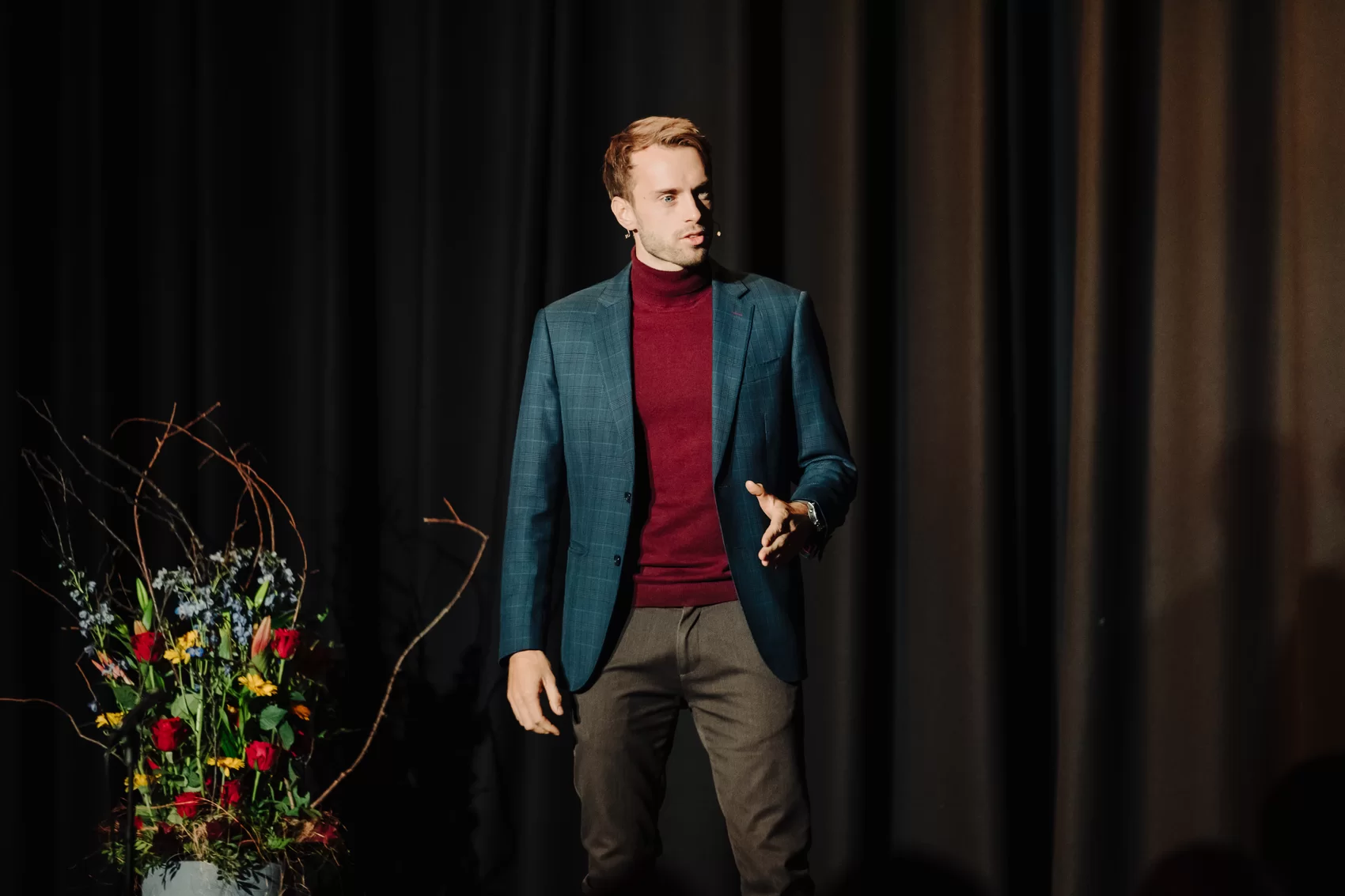 Hans Grane i smoking som konferansier under en bankett