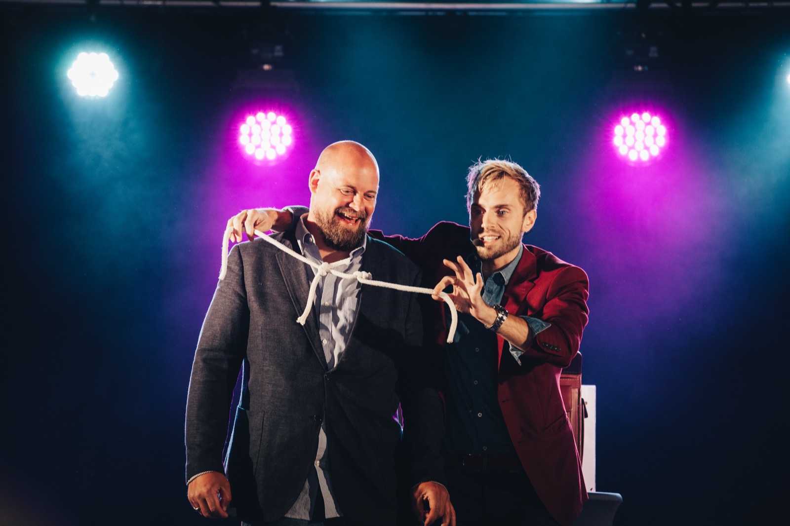 Hans Grane på scenen med en leende publikummer under tau-rutinen