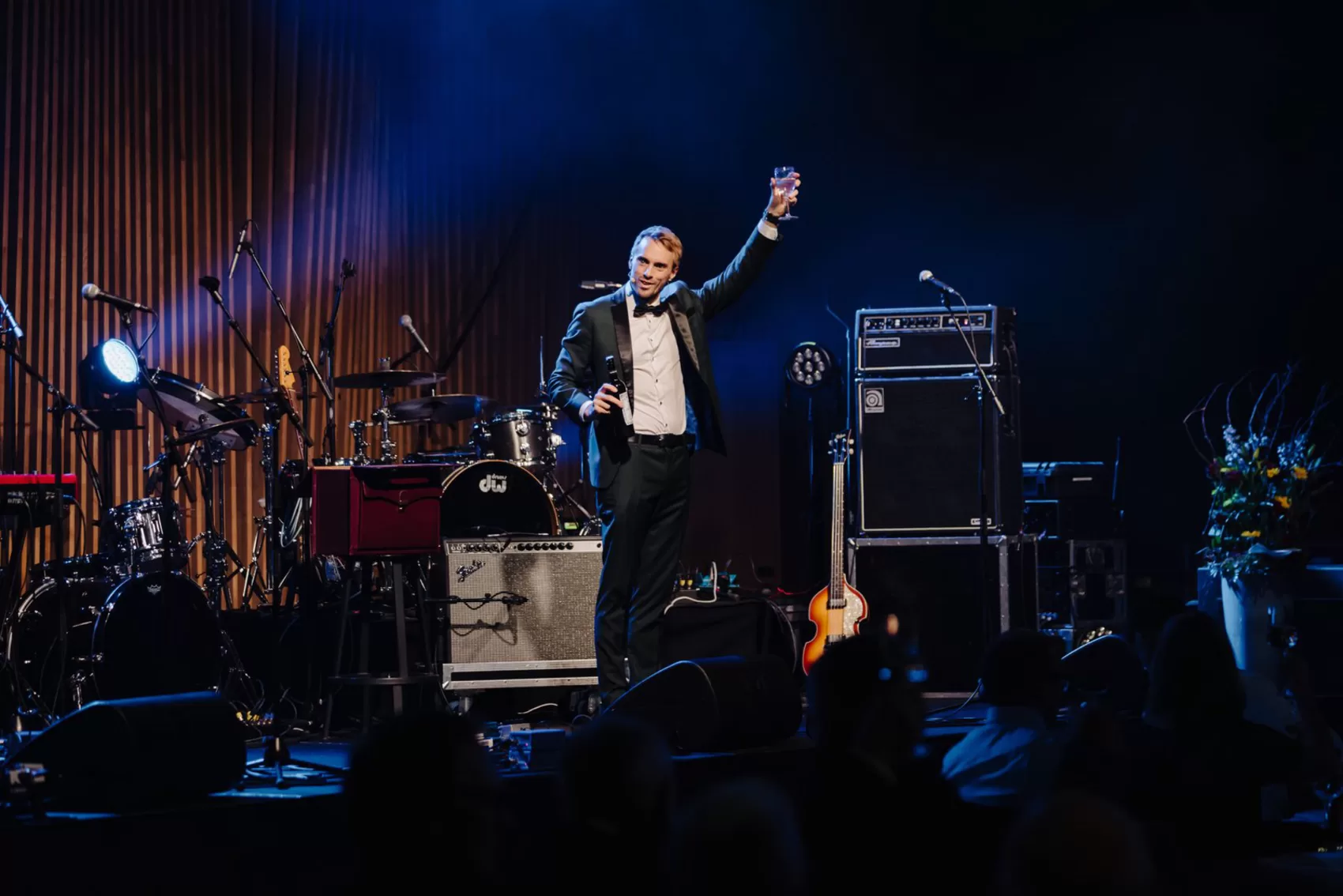 Hans Grane skåler og underholder på et julebord