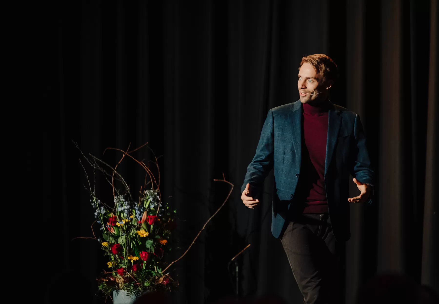 Hans Grane på scenen under Troms Kraft sitt 125-årsjubileum