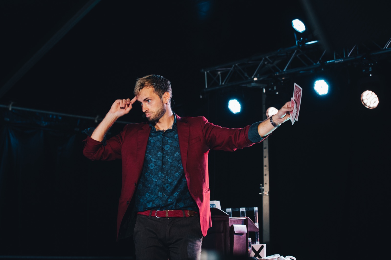 Hans Grane kaster spillkort på scenen under et show