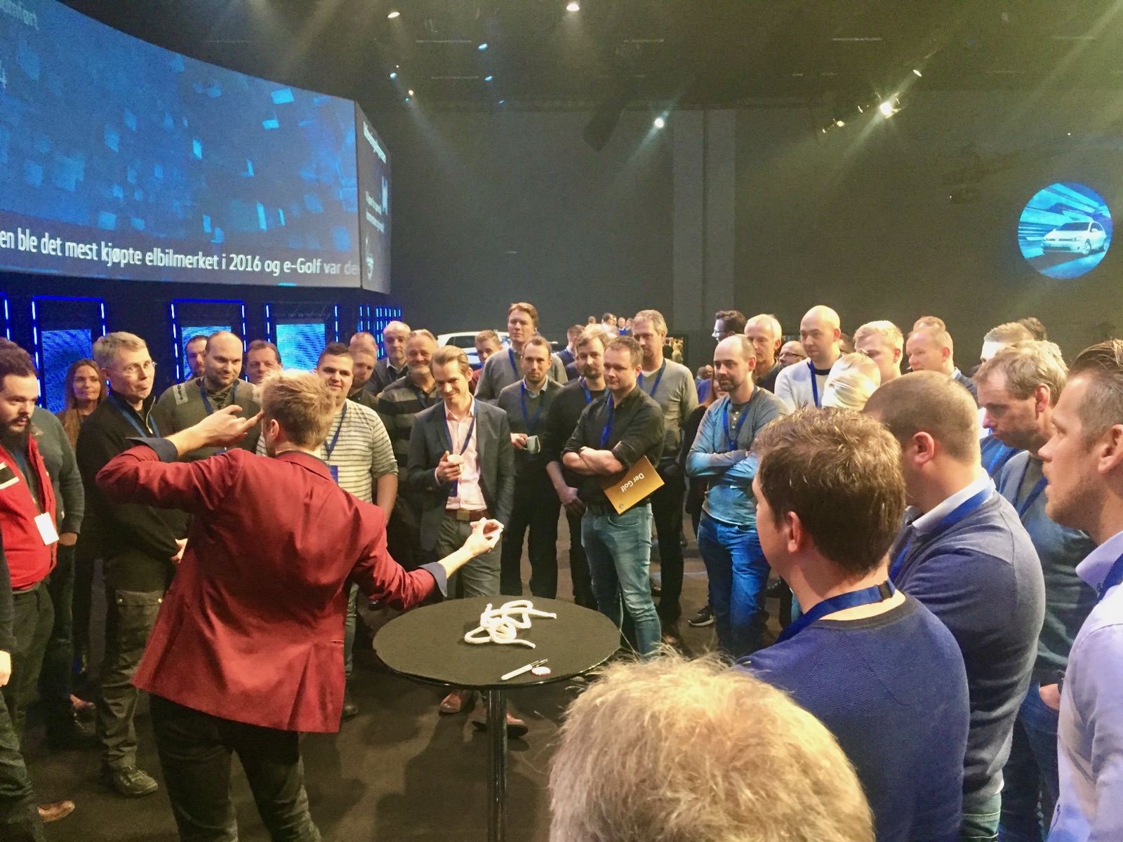 Hans Grane samler en folkemengde med magi på en messe