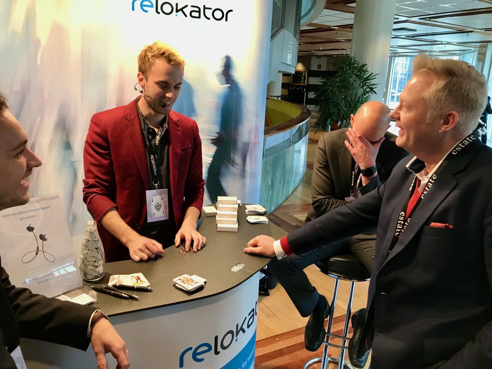 Hans Grane gjør nærmagi på en messestand og fanger oppmerksomheten til besøkende