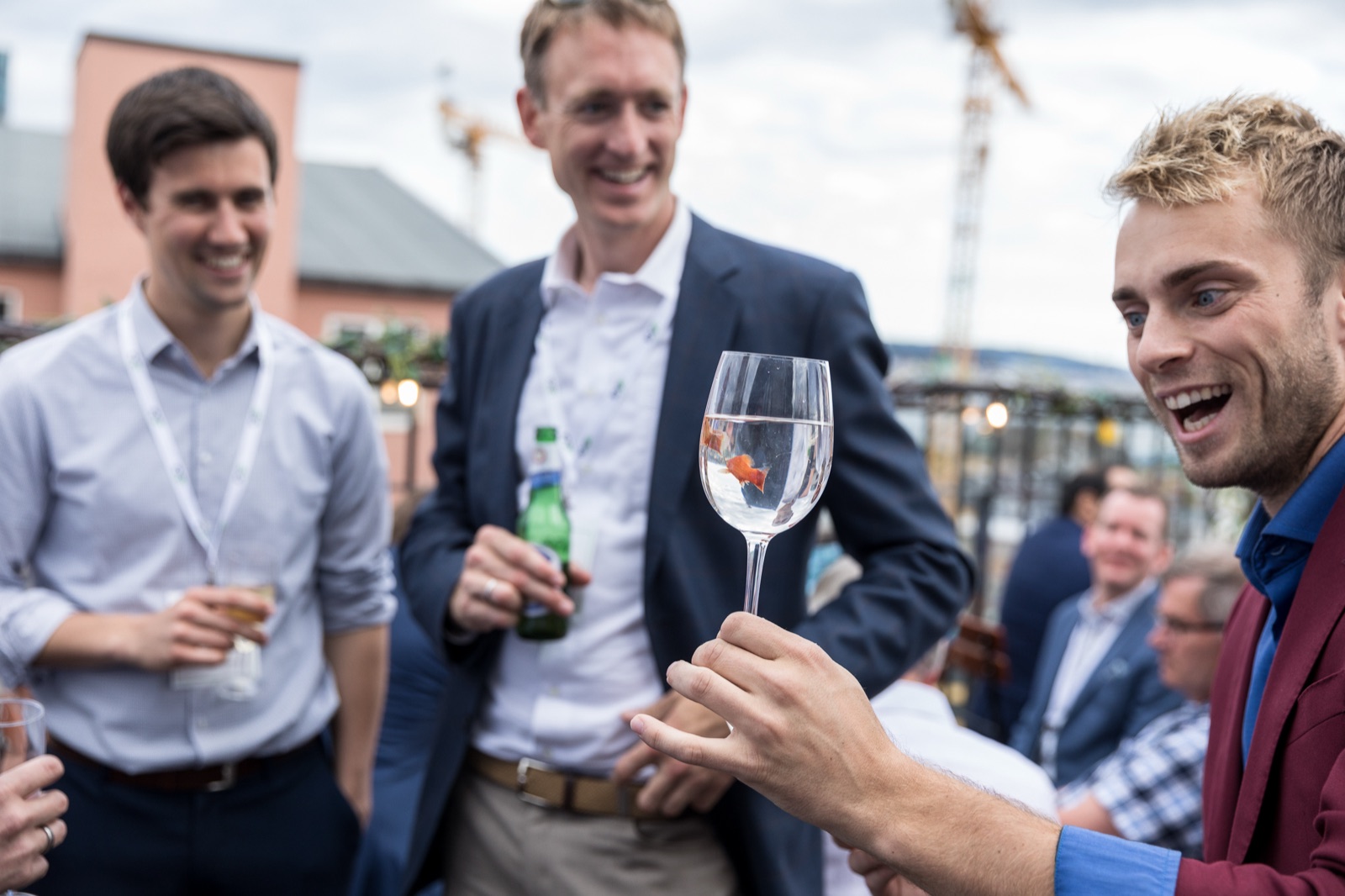 Hans Grane lar en gullfisk dukke opp i et glass p&aring; en privat fest