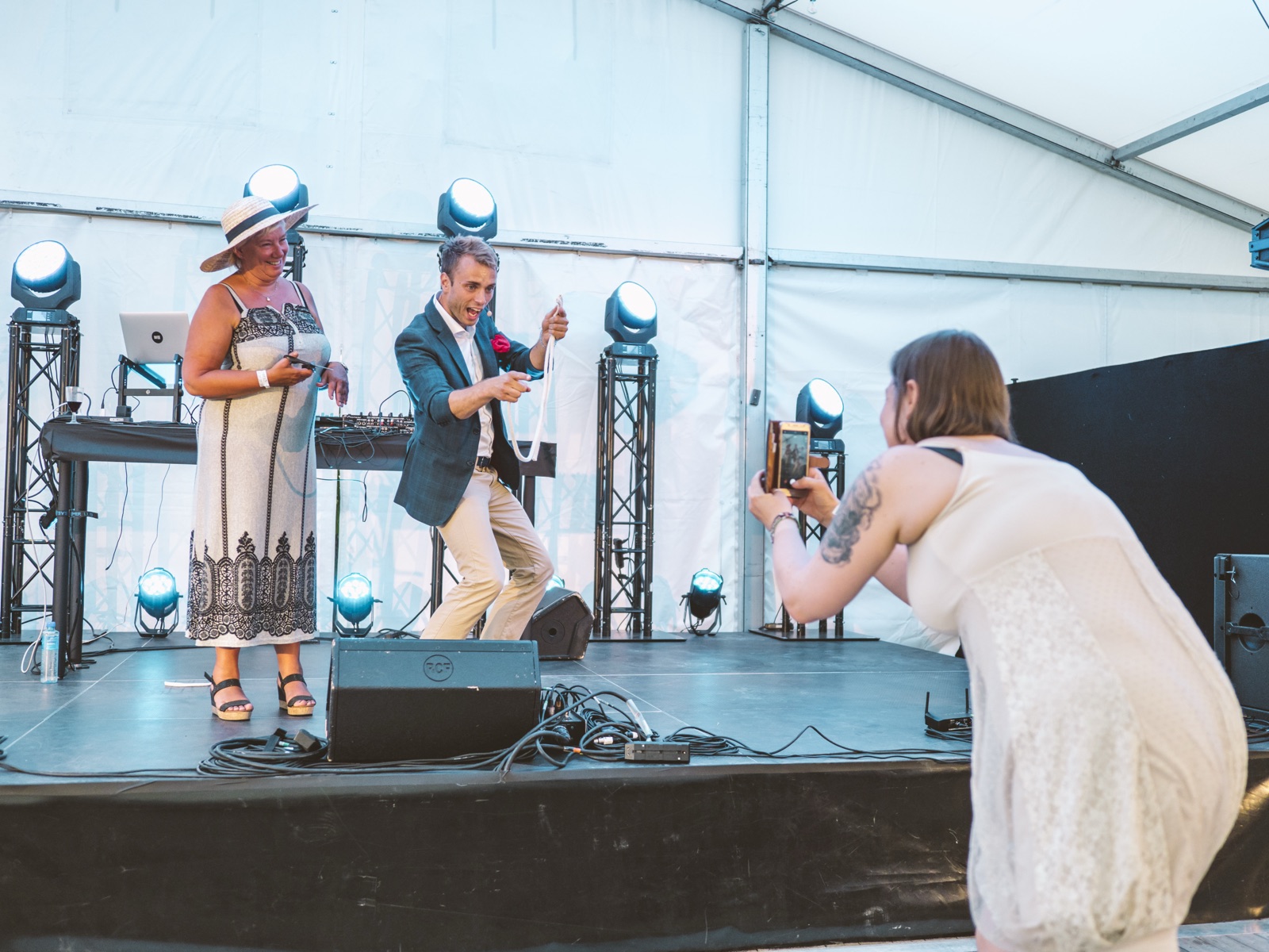 Hans Grane underholder med magi p&aring; scenen under en sommerfest